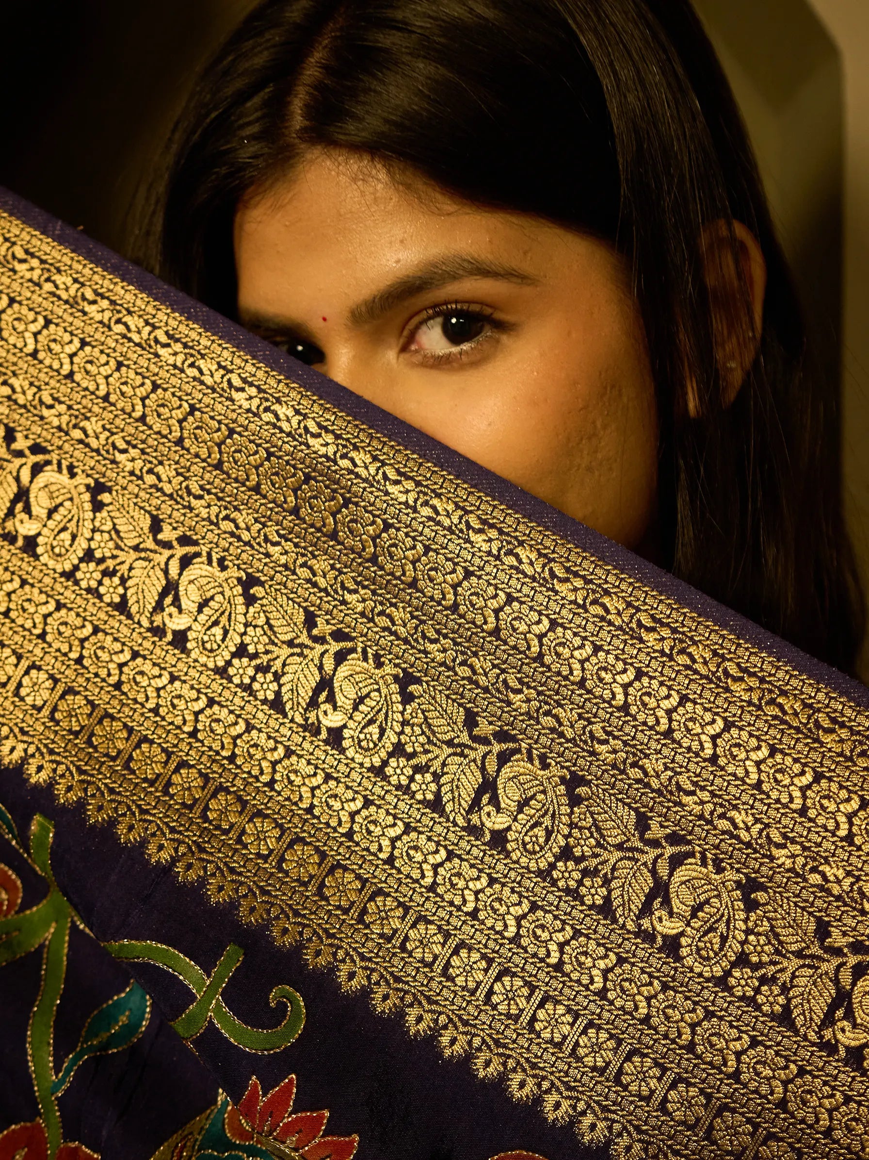 Flat lay of blue soft silk Kalamkari saree showing full fabric, Zardozi border, and matching unstitched blouse piece